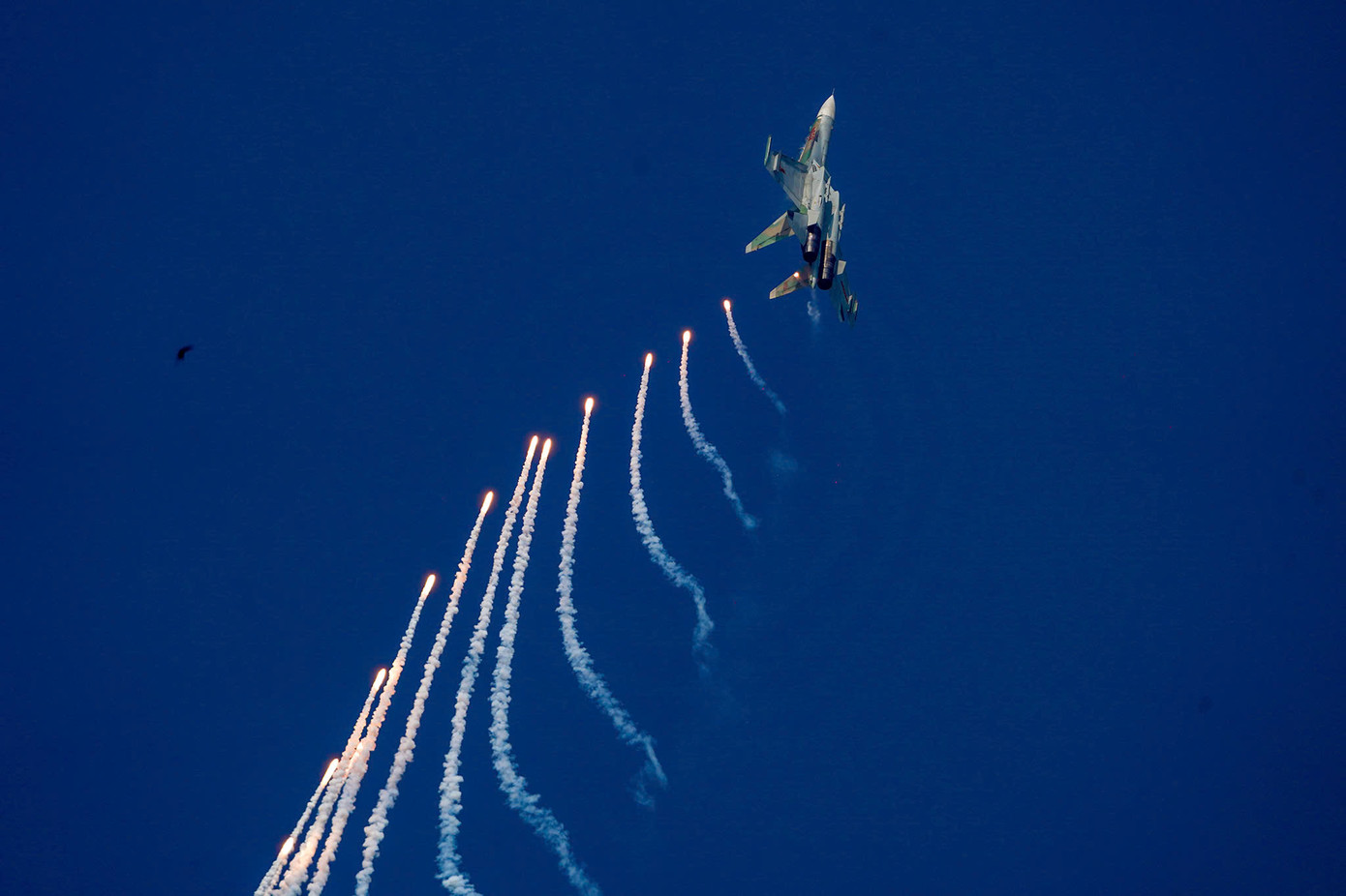 Tiêm kích Su-30MK2 thả bẫy nhiệt trên nền trời TPHCM. Tiêm kích Su-30MK2 thả bẫy nhiệt trên nền trời TPHCM.