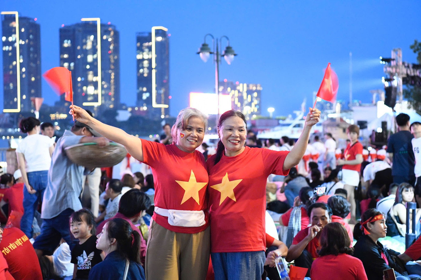 Cùng thời điểm này, tại Bến Bạch Đằng, dòng người vẫn đồ về dài như vô tận.