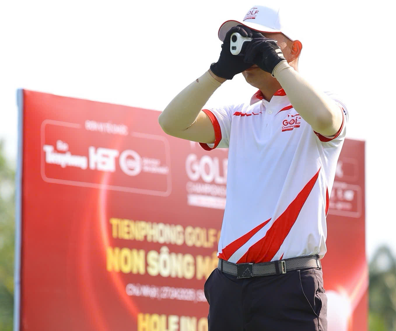 Sử dụng máy đo khoảng cách là cách dễ dàng để golfer xác định thông số địa hình và tự tin thực hiện, căn chỉnh các cú đánh. Đặc biệt là trong những giải đấu tại các sân golf mới mà các golfer chưa có cơ hội trải nghiệm trước đó. Sử dụng máy đo khoảng cách là cách dễ dàng để golfer xác định thông số địa hình và tự tin thực hiện, căn chỉnh các cú đánh. Đặc biệt là trong những giải đấu tại các sân golf mới mà các golfer chưa có cơ hội trải nghiệm trước đó.