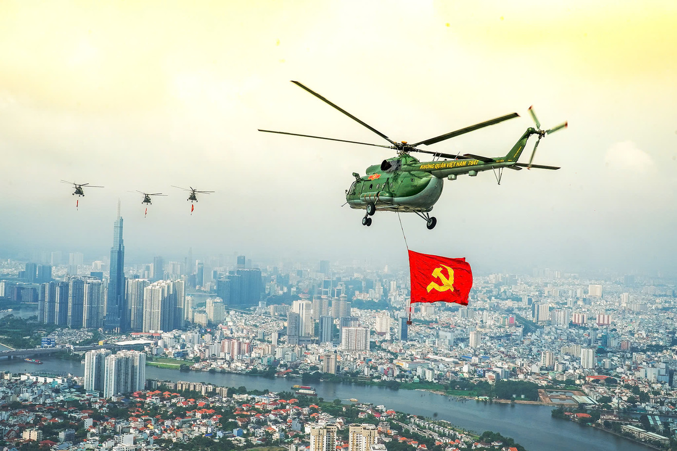 Tổng duyệt diễu binh, diễu hành 50 năm ngày thống nhất non sông: Tiêm kích Su-30MK2 thả bẫy nhiệt khi tiến vào TPHCM ảnh 19