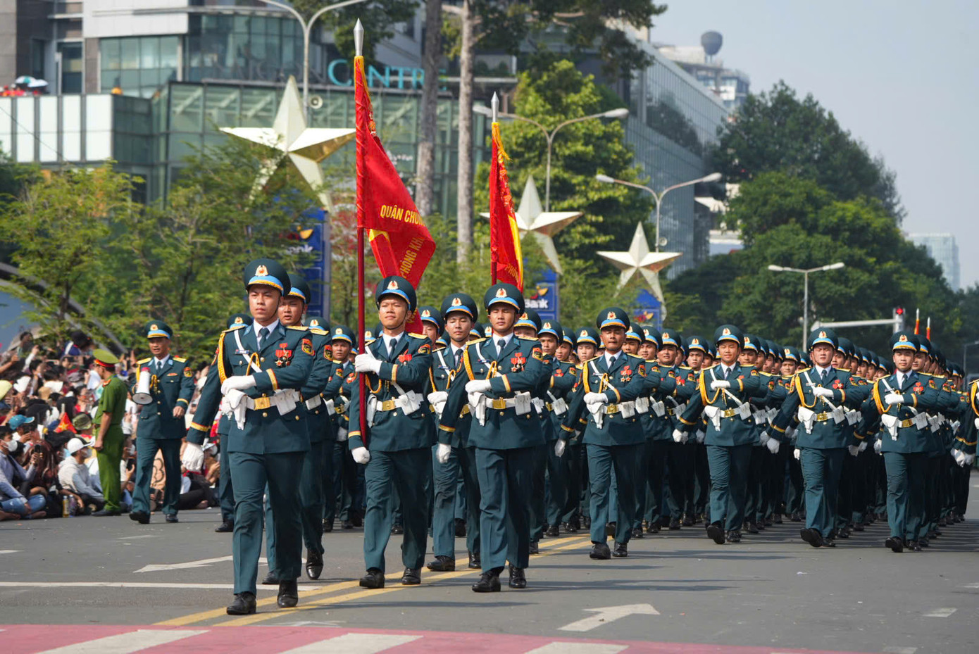 Tiêm kích Su-30MK2 thả bẫy nhiệt trên bầu trời TPHCM ảnh 37 Tiêm kích Su-30MK2 thả bẫy nhiệt trên bầu trời TPHCM ảnh 37