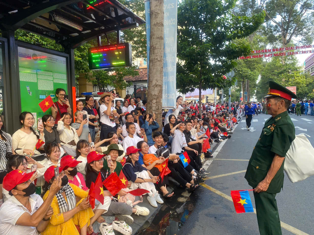 Tổng duyệt diễu binh, diễu hành 50 năm ngày thống nhất non sông: Tiêm kích Su-30MK2 thả bẫy nhiệt khi tiến vào TPHCM ảnh 14
