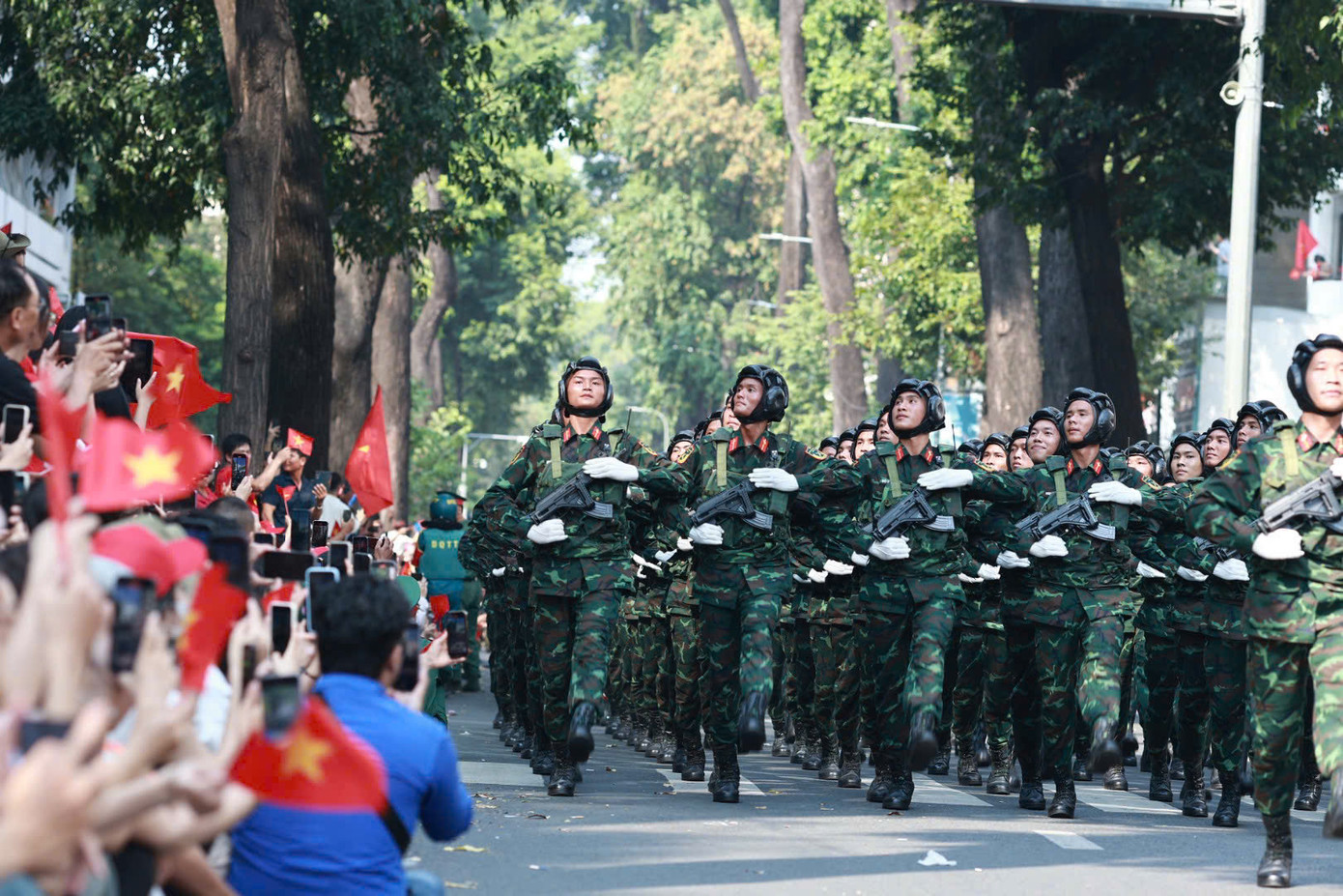 Tiêm kích Su-30MK2 thả bẫy nhiệt trên bầu trời TPHCM ảnh 41 Tiêm kích Su-30MK2 thả bẫy nhiệt trên bầu trời TPHCM ảnh 41