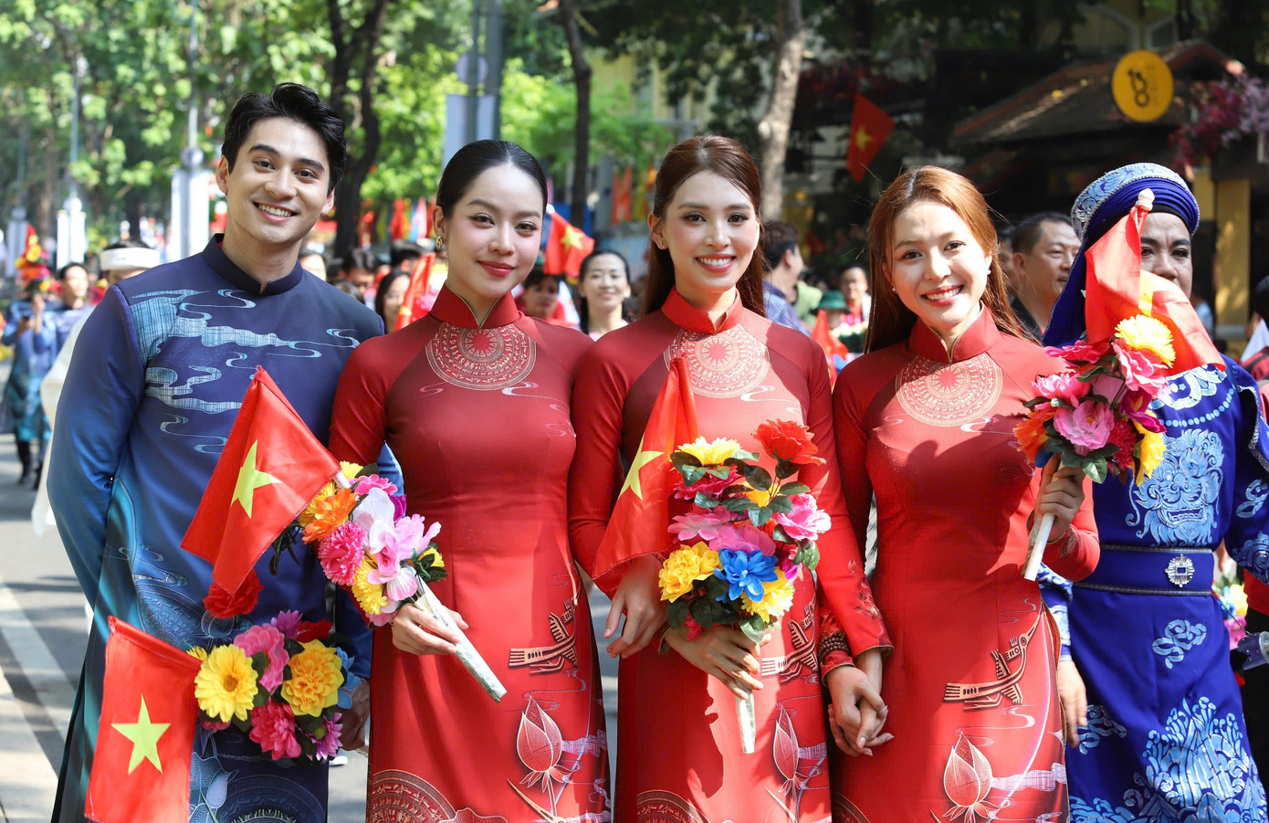 Tiêm kích Su-30MK2 thả bẫy nhiệt trên bầu trời TPHCM ảnh 53 Tiêm kích Su-30MK2 thả bẫy nhiệt trên bầu trời TPHCM ảnh 53