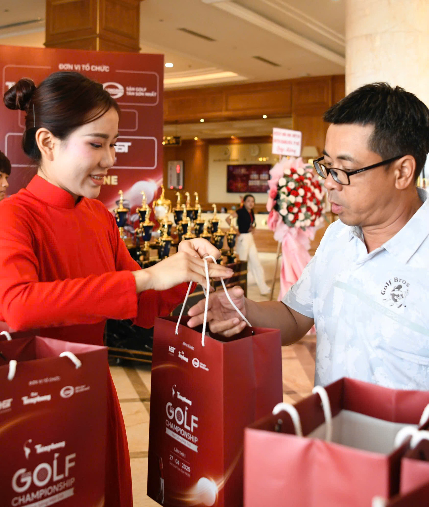 Một ngày giàu cảm xúc của 234 golfer trên sân golf Tân Sơn Nhất ảnh 10 Một ngày giàu cảm xúc của 234 golfer trên sân golf Tân Sơn Nhất ảnh 10