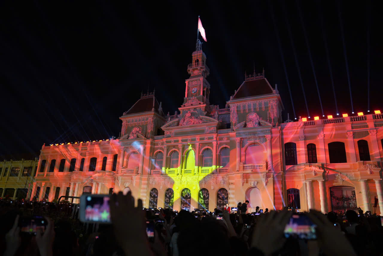 Màn 3D mapping của Việt Nam tái hiện lịch sử từ thời các vua Hùng dựng nước tới thời đại Hồ Chí Minh.