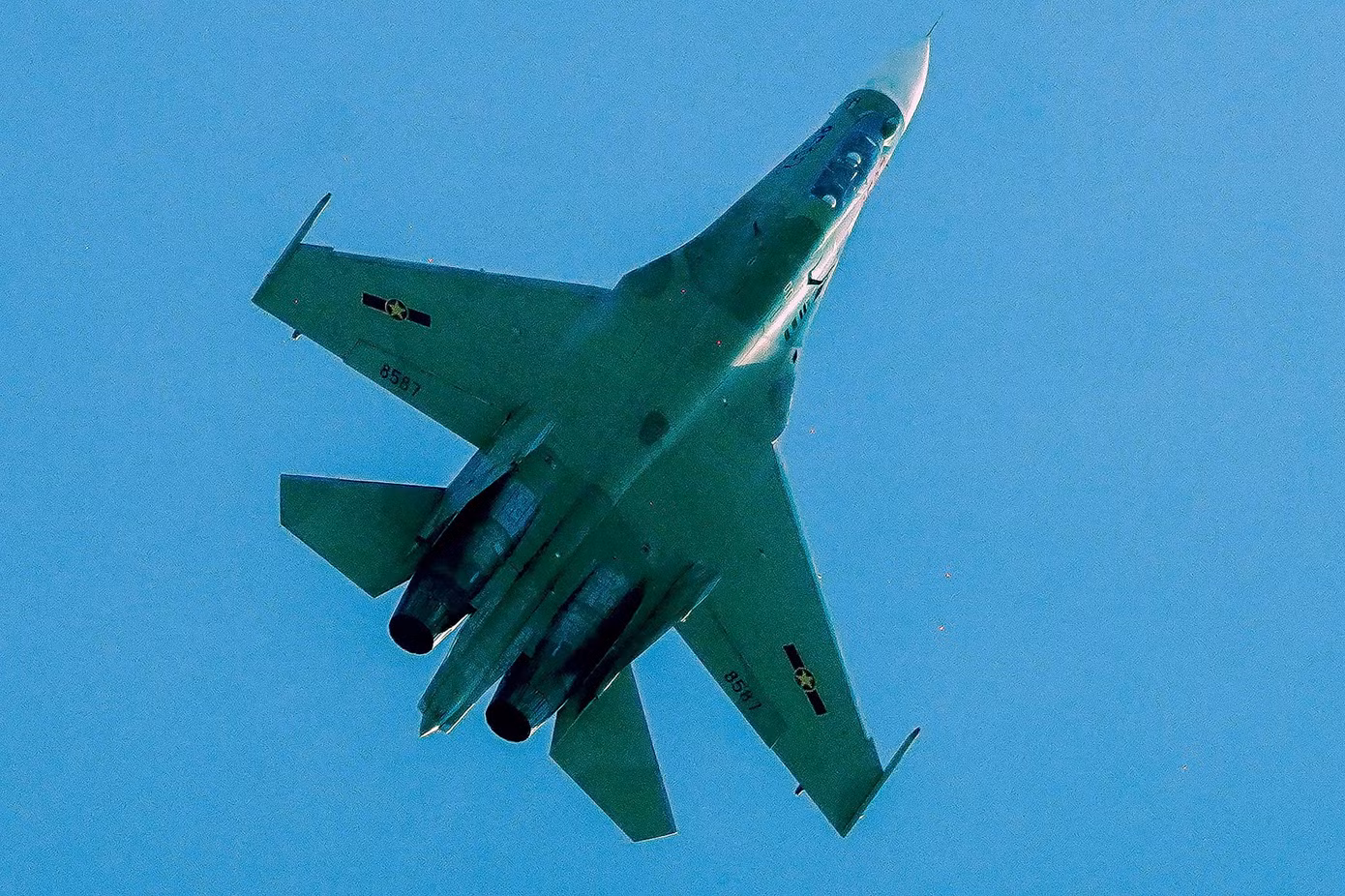 Tổng duyệt diễu binh, diễu hành 50 năm ngày thống nhất non sông: Tiêm kích Su-30MK2 thả bẫy nhiệt khi tiến vào TPHCM ảnh 11