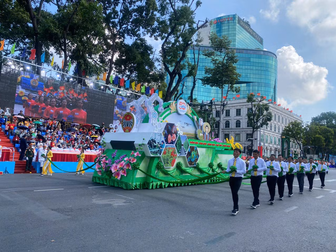 Tổng duyệt diễu binh, diễu hành 50 năm ngày thống nhất non sông: Tiêm kích Su-30MK2 thả bẫy nhiệt khi tiến vào TPHCM ảnh 60