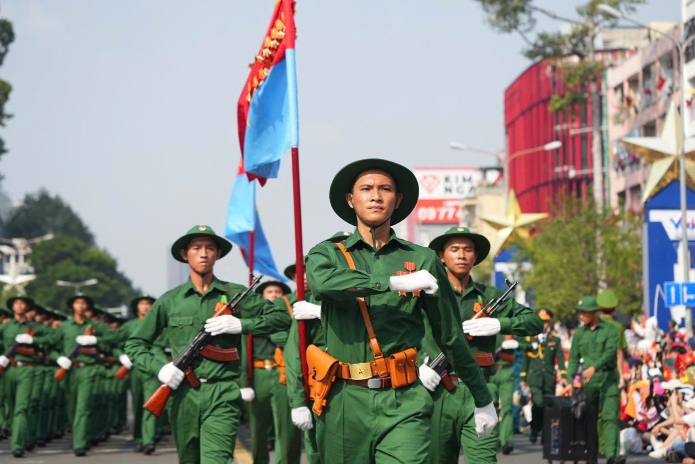 Tiêm kích Su-30MK2 thả bẫy nhiệt trên bầu trời TPHCM ảnh 34 Tiêm kích Su-30MK2 thả bẫy nhiệt trên bầu trời TPHCM ảnh 34