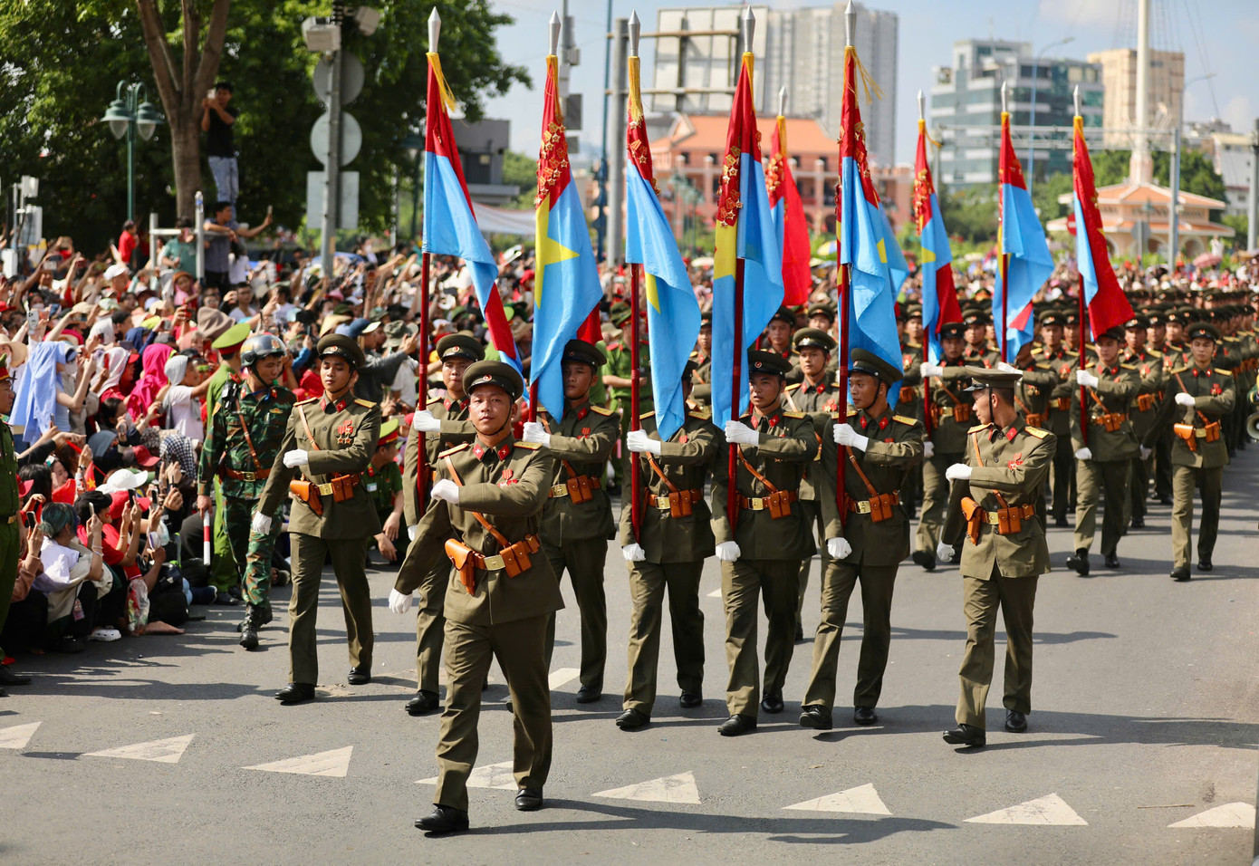 Tổng duyệt diễu binh, diễu hành 50 năm ngày thống nhất non sông: Tiêm kích Su-30MK2 thả bẫy nhiệt khi tiến vào TPHCM ảnh 66