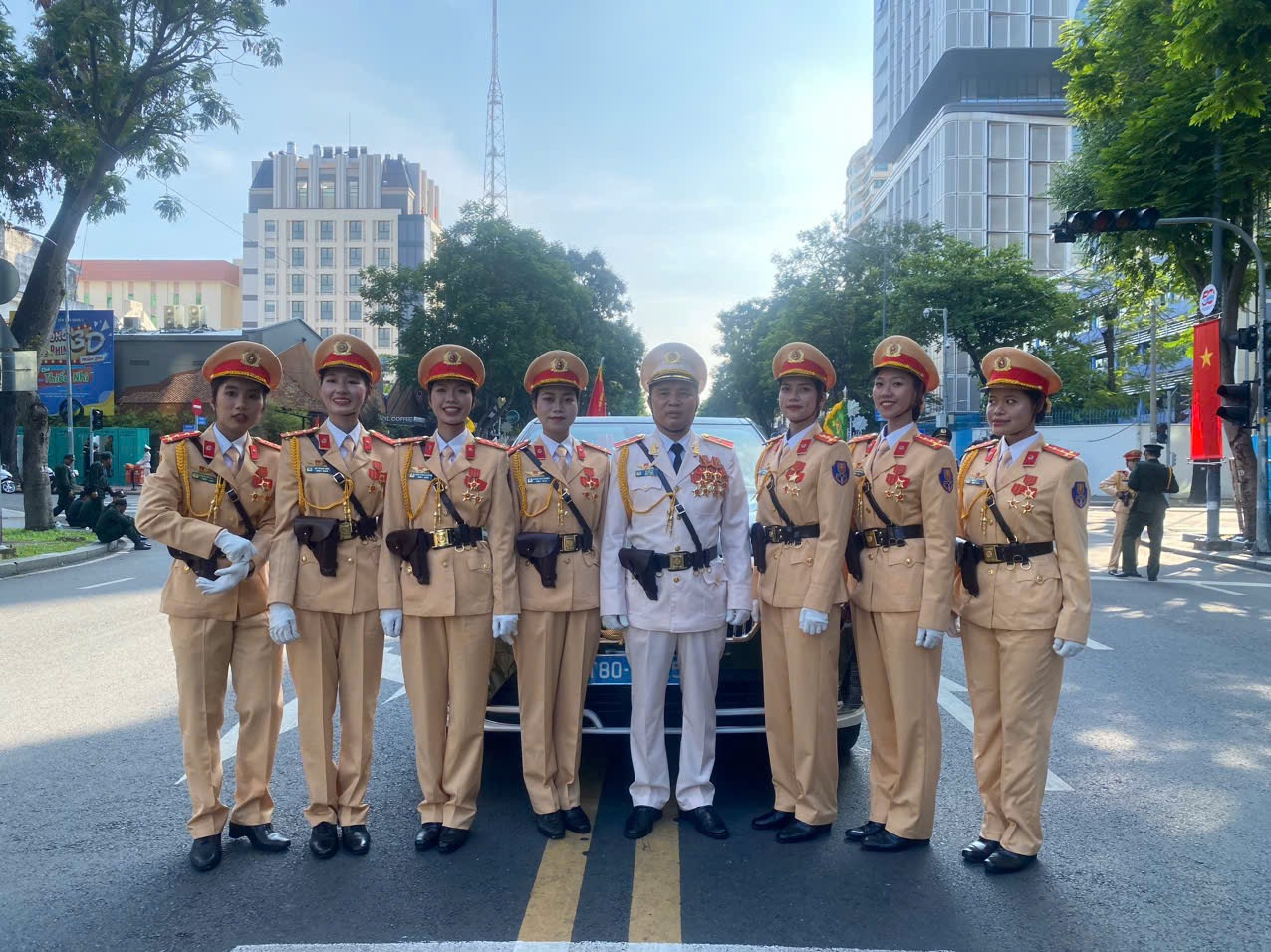 Tổng duyệt diễu binh, diễu hành 50 năm ngày thống nhất non sông: Tiêm kích Su-30MK2 thả bẫy nhiệt khi tiến vào TPHCM ảnh 29