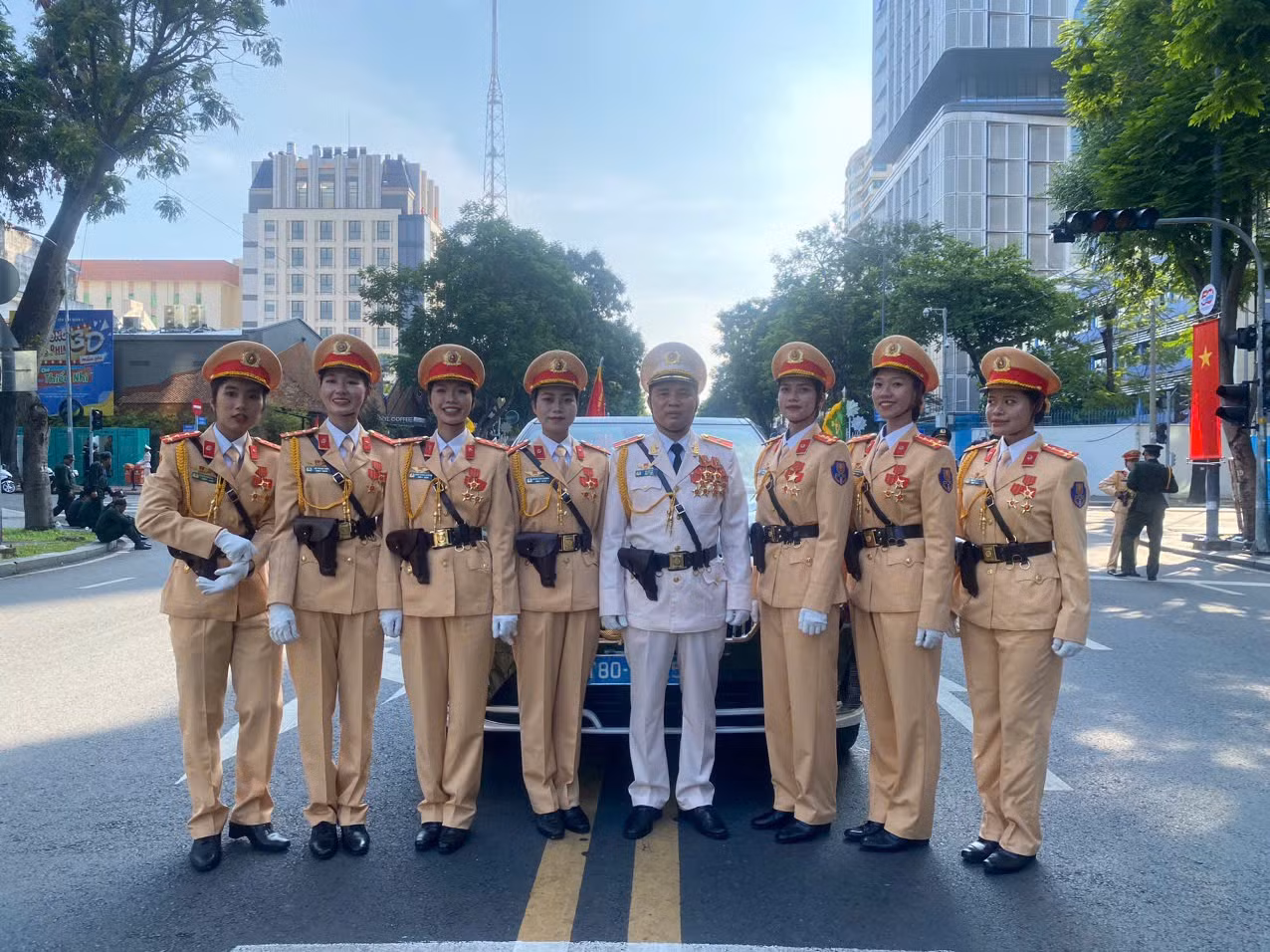 Tổng duyệt diễu binh, diễu hành 50 năm ngày thống nhất non sông: Tiêm kích Su-30MK2 thả bẫy nhiệt khi tiến vào TPHCM ảnh 29