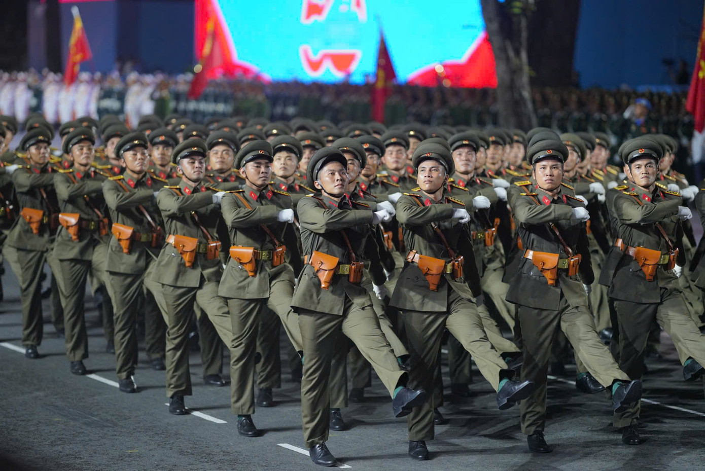 Các lực lượng diễu binh, diễu hành đi qua lễ đài. Các lực lượng diễu binh, diễu hành đi qua lễ đài.