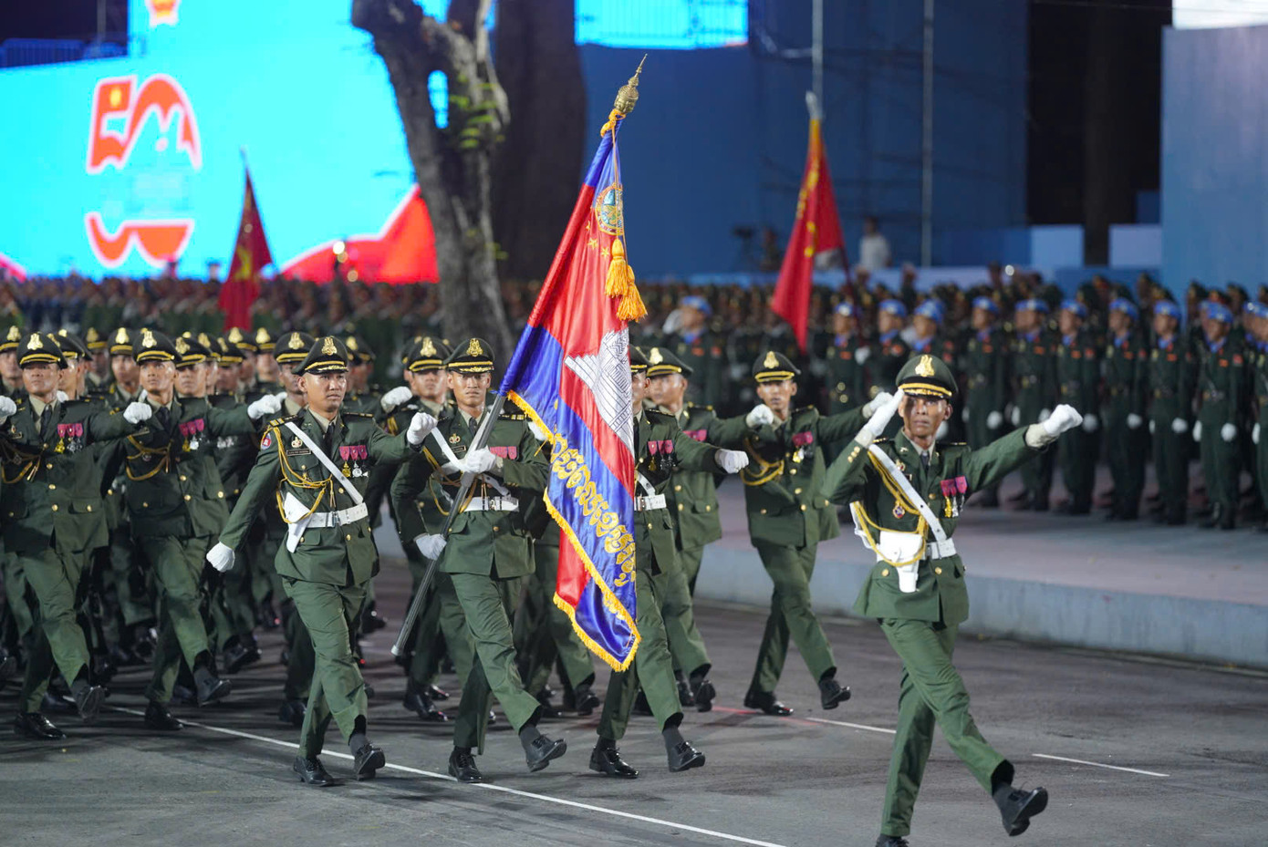 Các chiến sĩ quân đội Hoàng gia Campuchia đi qua lễ đài. Các chiến sĩ quân đội Hoàng gia Campuchia đi qua lễ đài.