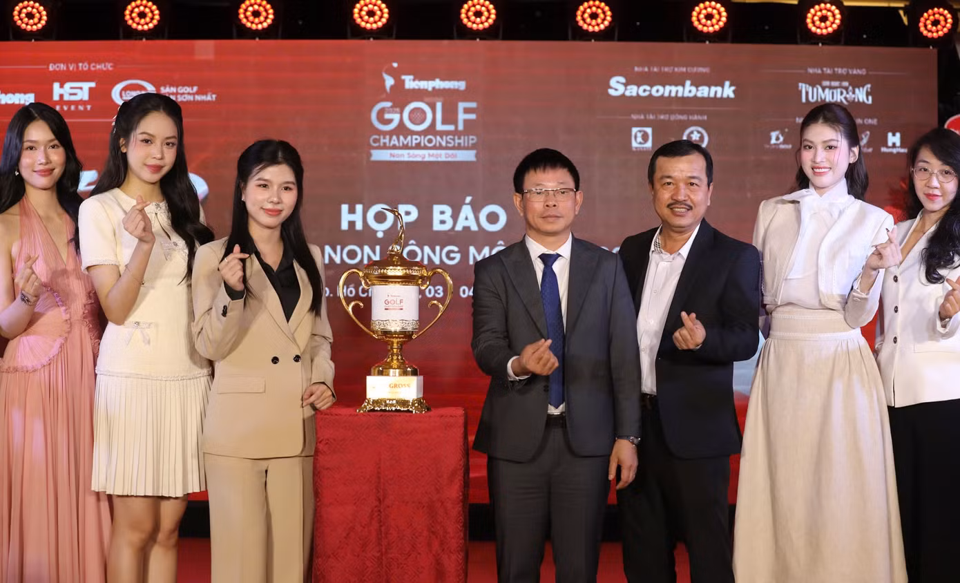 Ban tổ chức và các đại sứ Giải Tiền Phong Golf Championship - Non sông một dải chụp hình lưu niệm tại buổi họp báo.