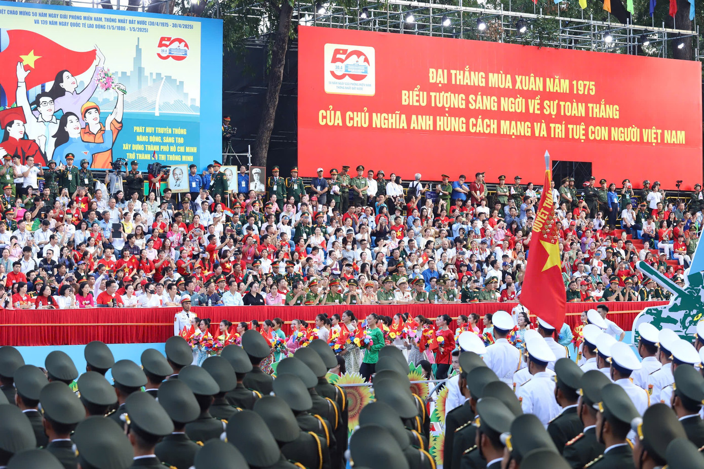 Tổng duyệt diễu binh, diễu hành 50 năm ngày thống nhất non sông: Tiêm kích Su-30MK2 thả bẫy nhiệt khi tiến vào TPHCM ảnh 25