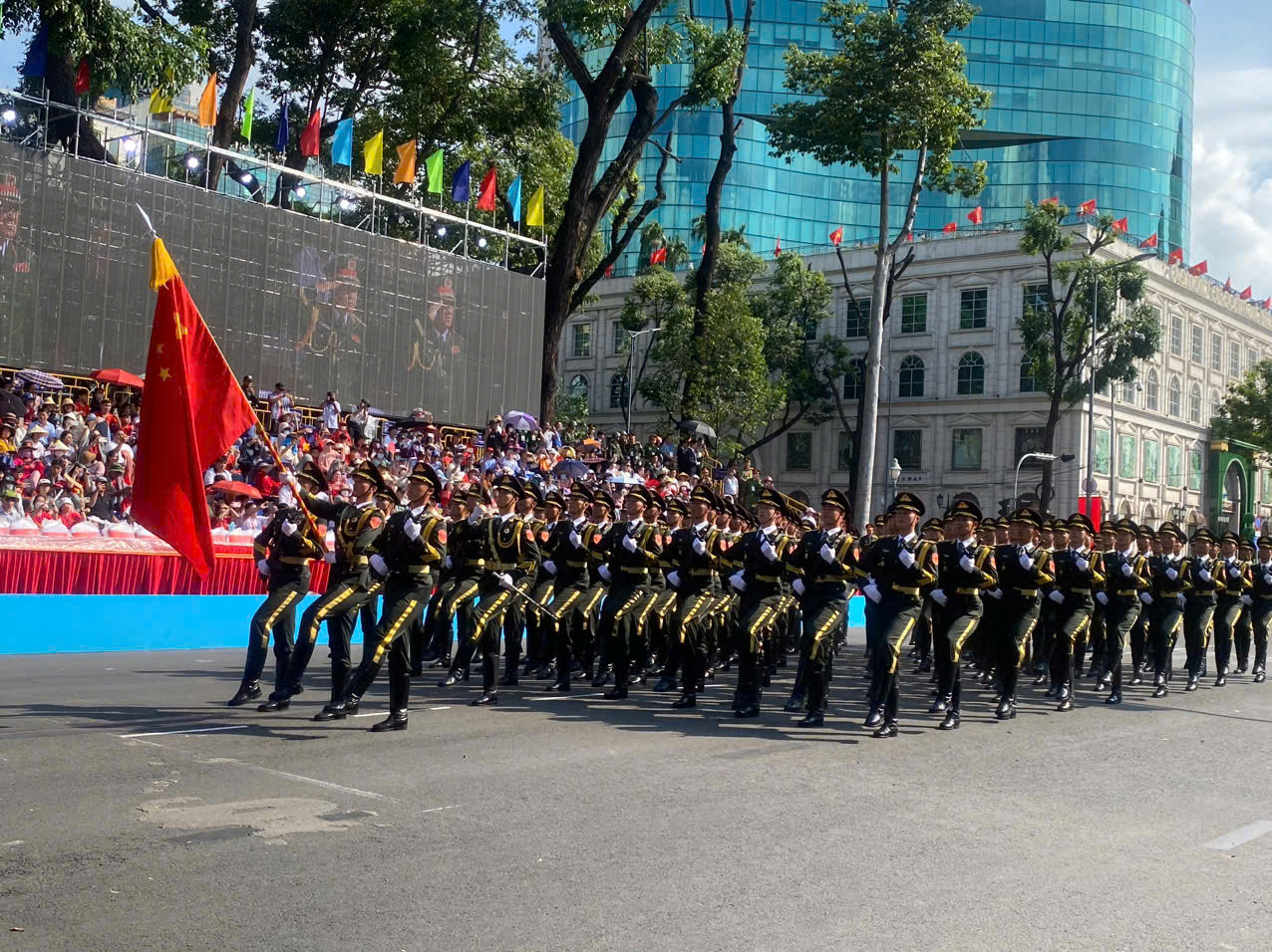 Khối các chiến sĩ quân đội Trung Quốc đi qua lễ đài.