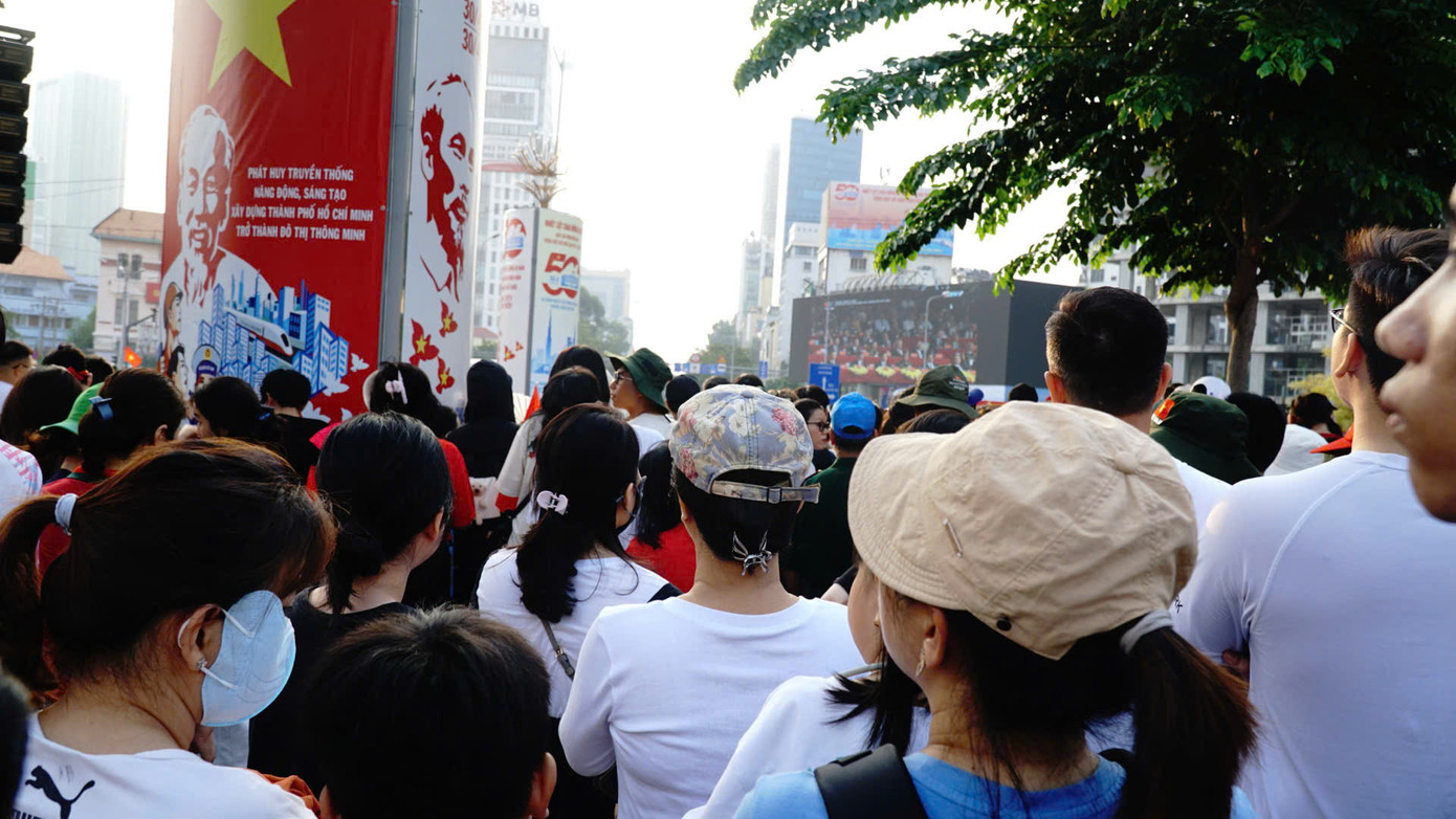 Người dân theo dõi lễ kỷ niệm qua màn hình LED được đặt trước chợ Bến Thành. Người dân theo dõi lễ kỷ niệm qua màn hình LED được đặt trước chợ Bến Thành.