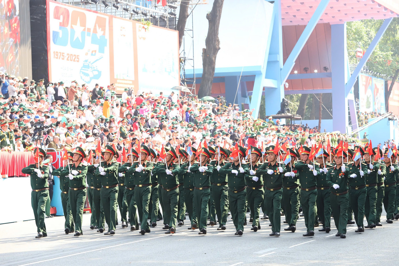 Tiêm kích Su-30MK2 thả bẫy nhiệt trên bầu trời TPHCM ảnh 49 Tiêm kích Su-30MK2 thả bẫy nhiệt trên bầu trời TPHCM ảnh 49