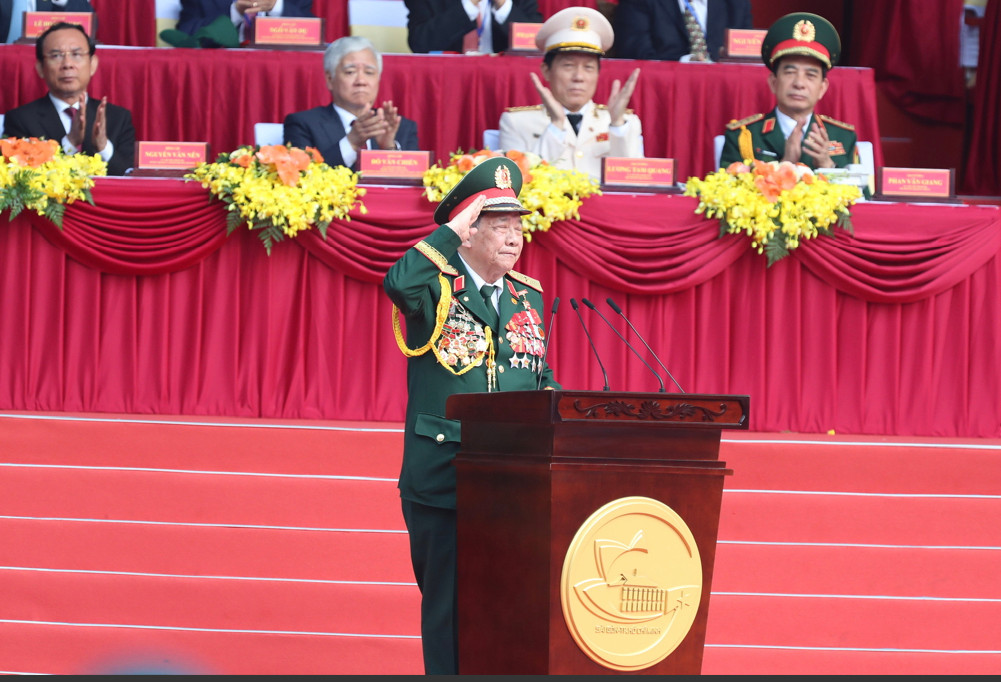 Tiêm kích Su-30MK2 thả bẫy nhiệt trên bầu trời TPHCM ảnh 14 Tiêm kích Su-30MK2 thả bẫy nhiệt trên bầu trời TPHCM ảnh 14