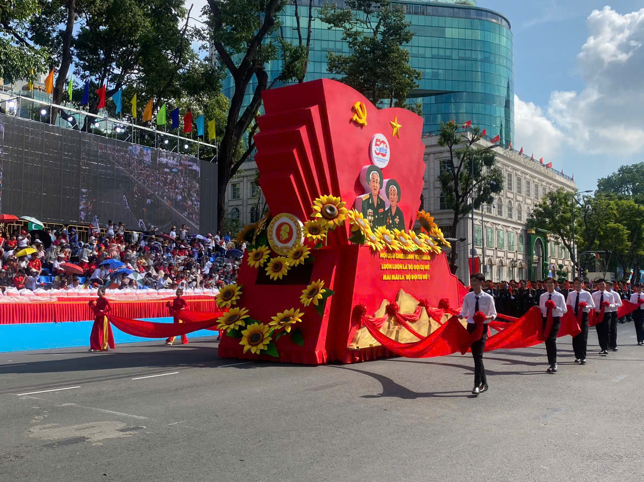Tổng duyệt diễu binh, diễu hành 50 năm ngày thống nhất non sông: Tiêm kích Su-30MK2 thả bẫy nhiệt khi tiến vào TPHCM ảnh 56