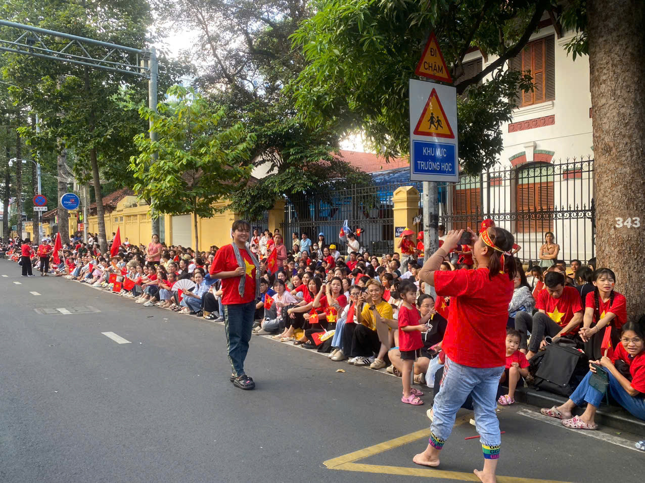 Tổng duyệt diễu binh, diễu hành 50 năm ngày thống nhất non sông: Tiêm kích Su-30MK2 thả bẫy nhiệt khi tiến vào TPHCM ảnh 15
