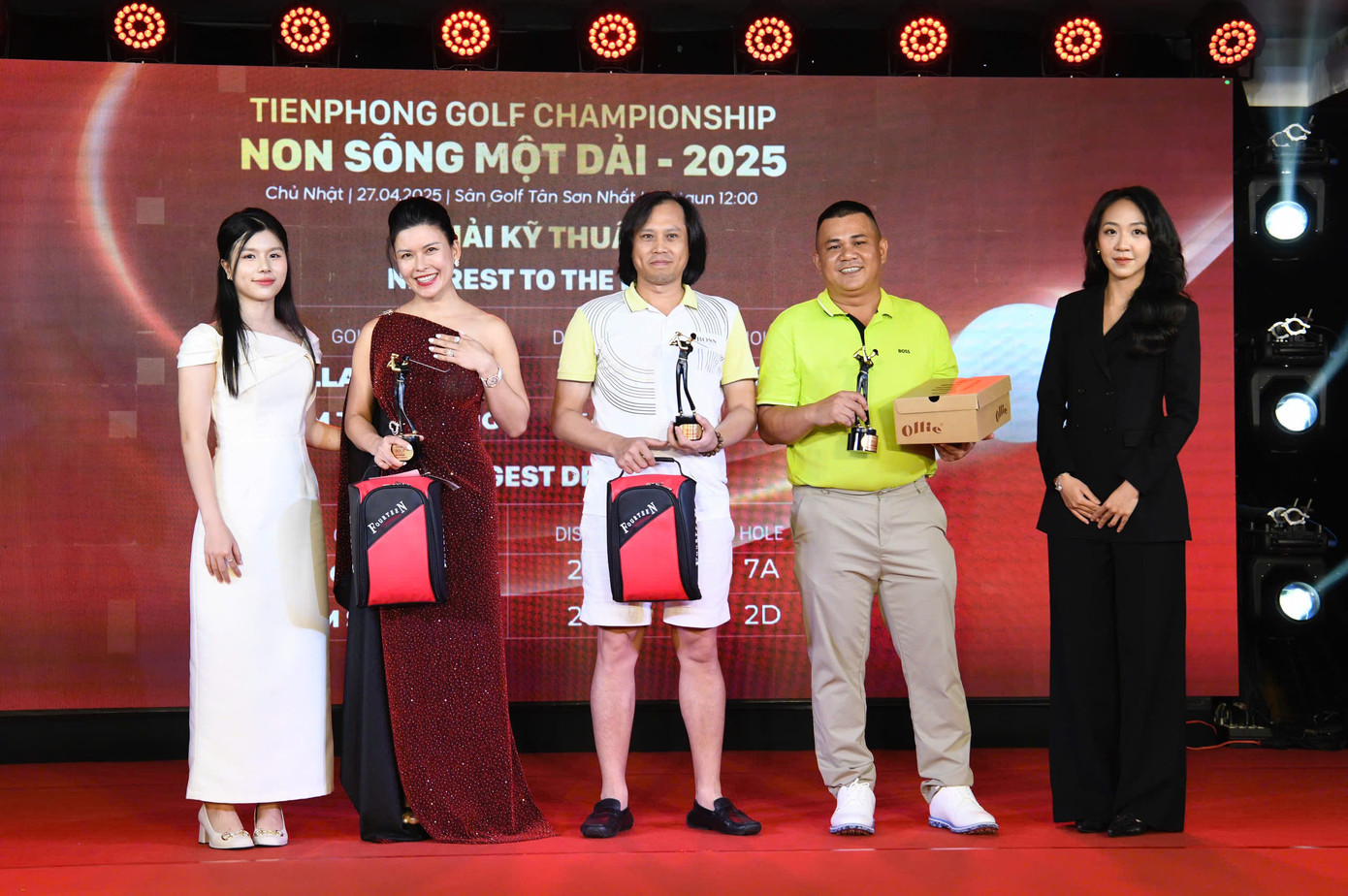 Trao thưởng 2 giải Longest Drive và 2 Nearest to the pin tặng các golfer.