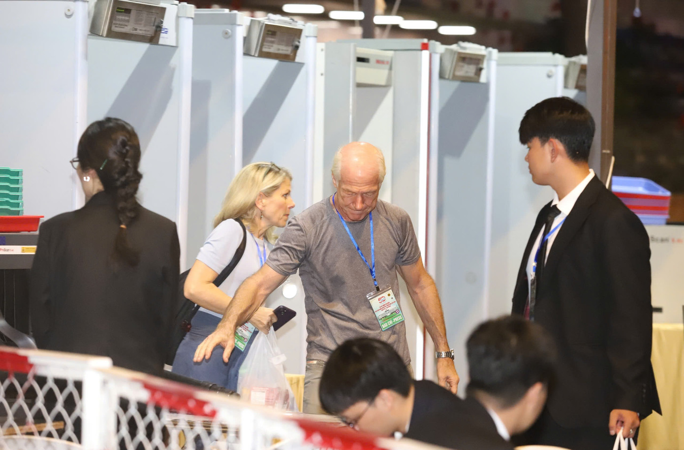 Phóng viên trong nước và quốc tế tập trung tại khu vực tác nghiệp trên đường Lê Duẩn. Phóng viên trong nước và quốc tế tập trung tại khu vực tác nghiệp trên đường Lê Duẩn.