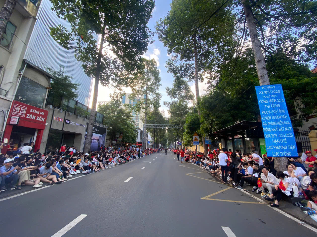 Tổng duyệt diễu binh, diễu hành 50 năm ngày thống nhất non sông: Tiêm kích Su-30MK2 thả bẫy nhiệt khi tiến vào TPHCM ảnh 16