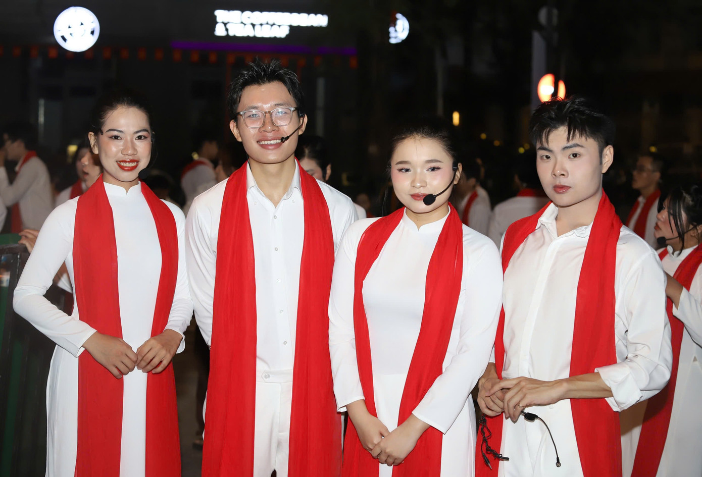 Nhóm Hợp xướng phương Nam (thuộc Trung tâm Ca nhạc nhẹ TPHCM) chuẩn bị cho phần biểu diễn văn nghệ tại lễ kỷ niệm. Nhóm Hợp xướng phương Nam (thuộc Trung tâm Ca nhạc nhẹ TPHCM) chuẩn bị cho phần biểu diễn văn nghệ tại lễ kỷ niệm.