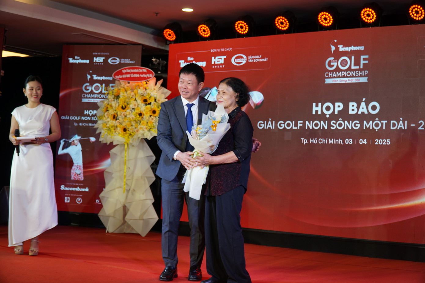 Nhà báo Phùng Công Sưởng - Tổng biên tập báo Tiền Phong, tặng hoa tri ân bà Nguyễn Thị Bích Nga.