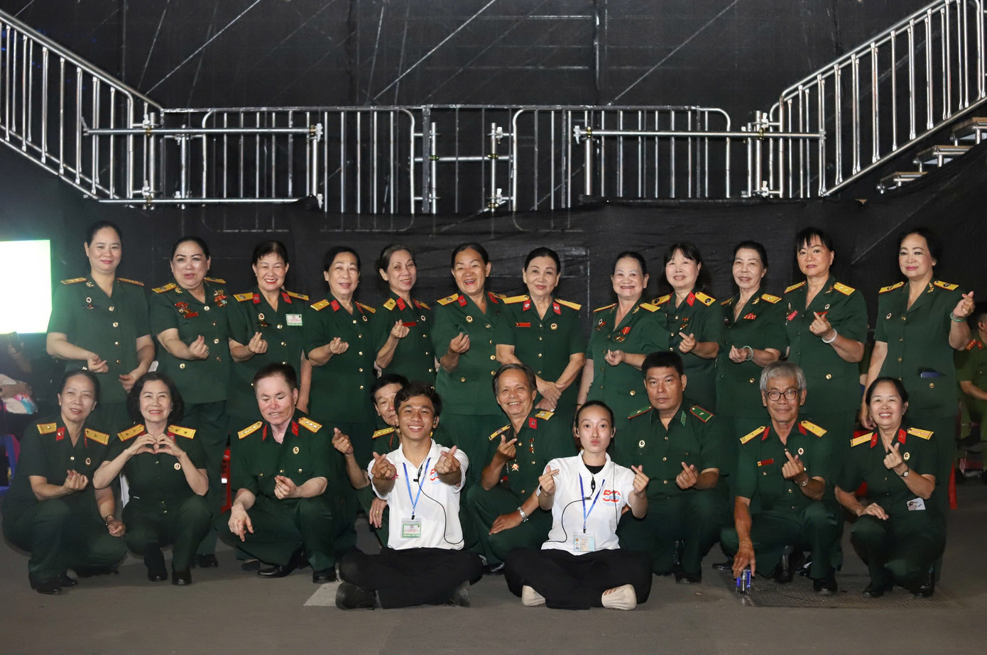 Các cô chú cựu chiến binh chuẩn bị cho phần biểu diễn trong chương trình nghệ thuật chào mừng đại lễ. Các cô chú cựu chiến binh chuẩn bị cho phần biểu diễn trong chương trình nghệ thuật chào mừng đại lễ.