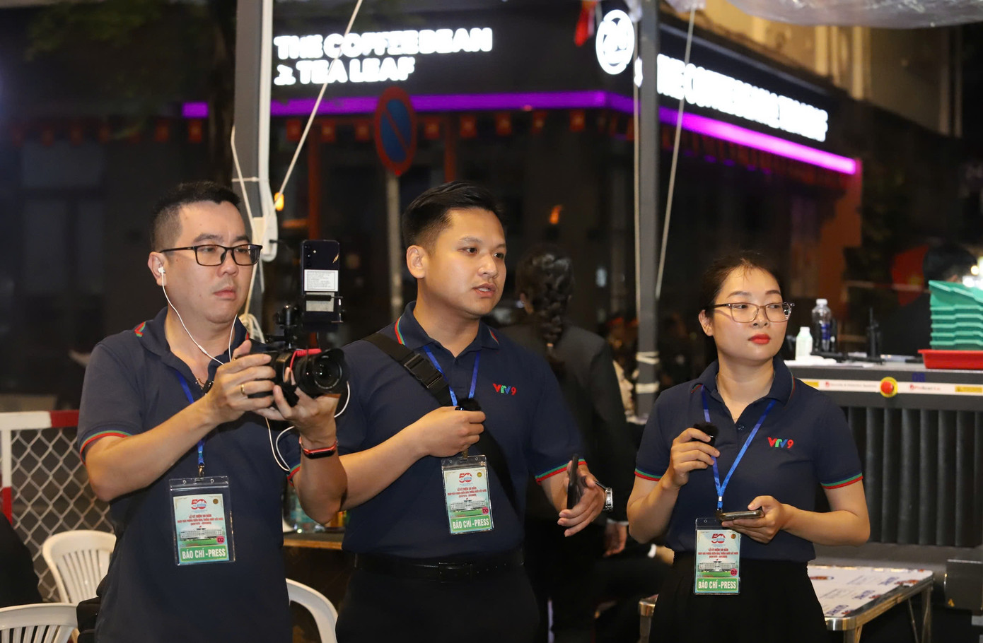Phóng viên trong nước và quốc tế tập trung tại khu vực tác nghiệp trên đường Lê Duẩn. Phóng viên trong nước và quốc tế tập trung tại khu vực tác nghiệp trên đường Lê Duẩn.