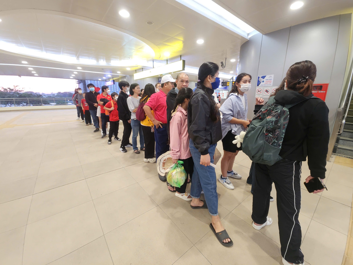 Tổng duyệt diễu binh, diễu hành 50 năm ngày thống nhất non sông: Tiêm kích Su-30MK2 thả bẫy nhiệt khi tiến vào TPHCM ảnh 6