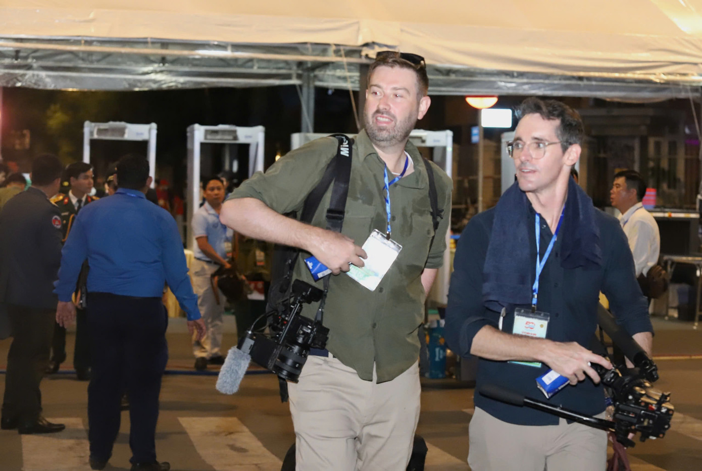 Phóng viên trong nước và quốc tế tập trung tại khu vực tác nghiệp trên đường Lê Duẩn. Phóng viên trong nước và quốc tế tập trung tại khu vực tác nghiệp trên đường Lê Duẩn.