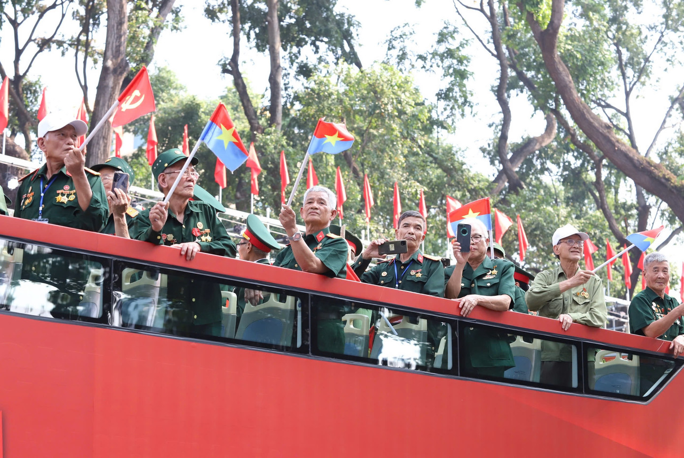 Tiêm kích Su-30MK2 thả bẫy nhiệt trên bầu trời TPHCM ảnh 48 Tiêm kích Su-30MK2 thả bẫy nhiệt trên bầu trời TPHCM ảnh 48