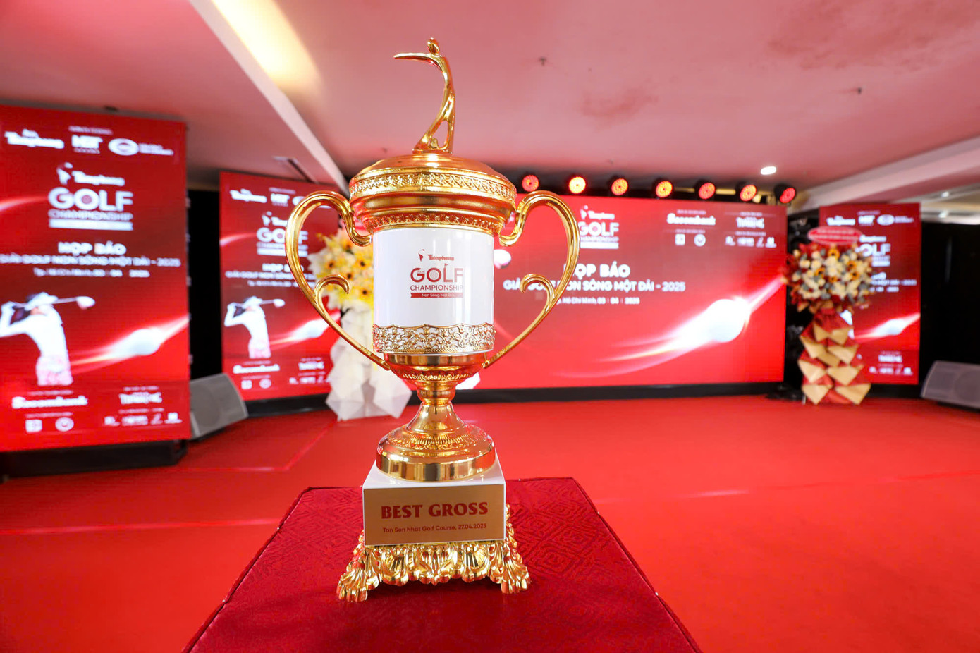 Khởi động Giải Tiền Phong Golf Championship - Non sông một dải ảnh 1