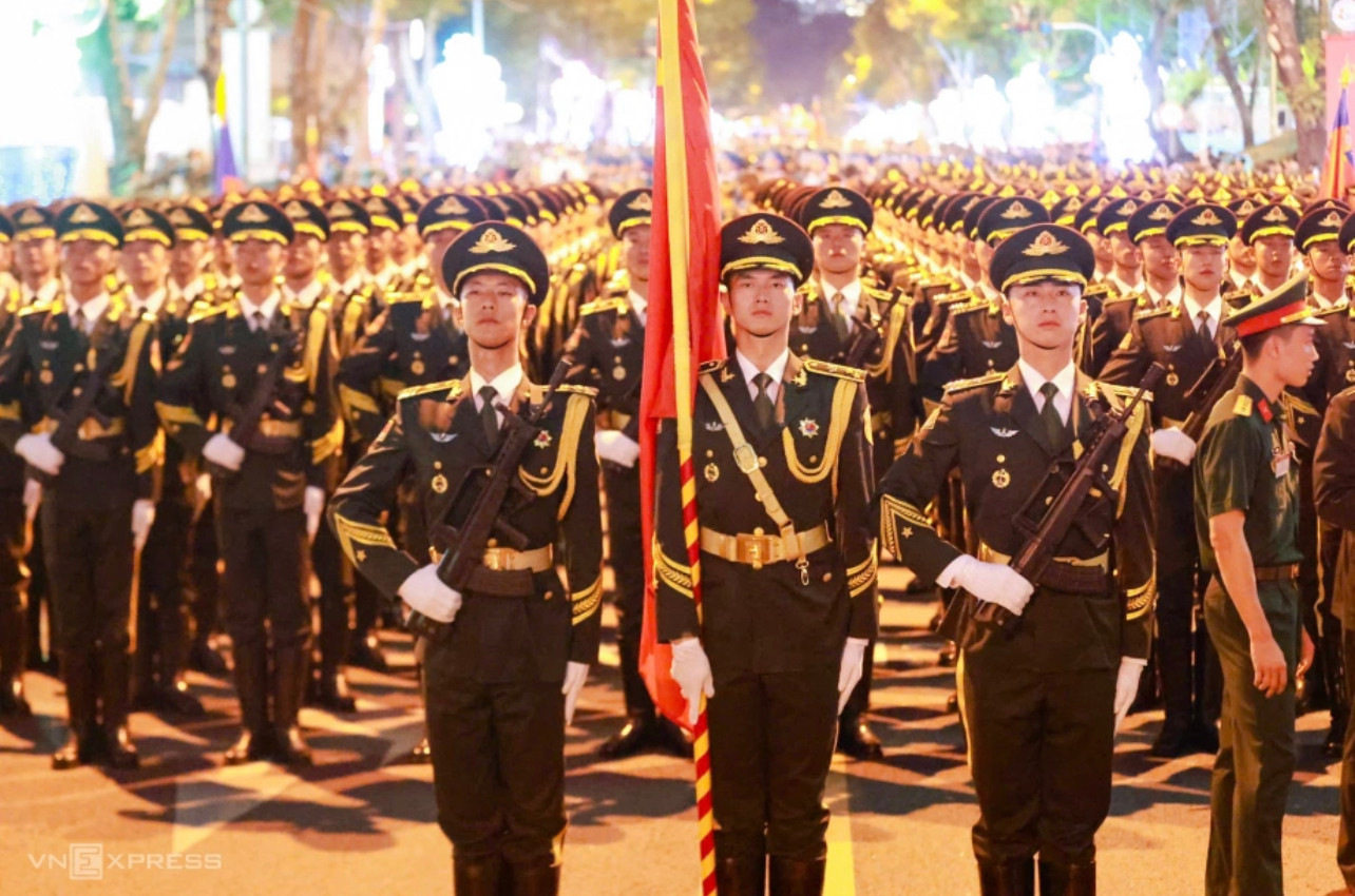 118 cán bộ, chiến sĩ quân đội Trung Quốc đứng nghiêm trang chờ diễu binh trên đường Lê Duẩn. Ảnh: Vnexpress 118 cán bộ, chiến sĩ quân đội Trung Quốc đứng nghiêm trang chờ diễu binh trên đường Lê Duẩn. Ảnh: Vnexpress