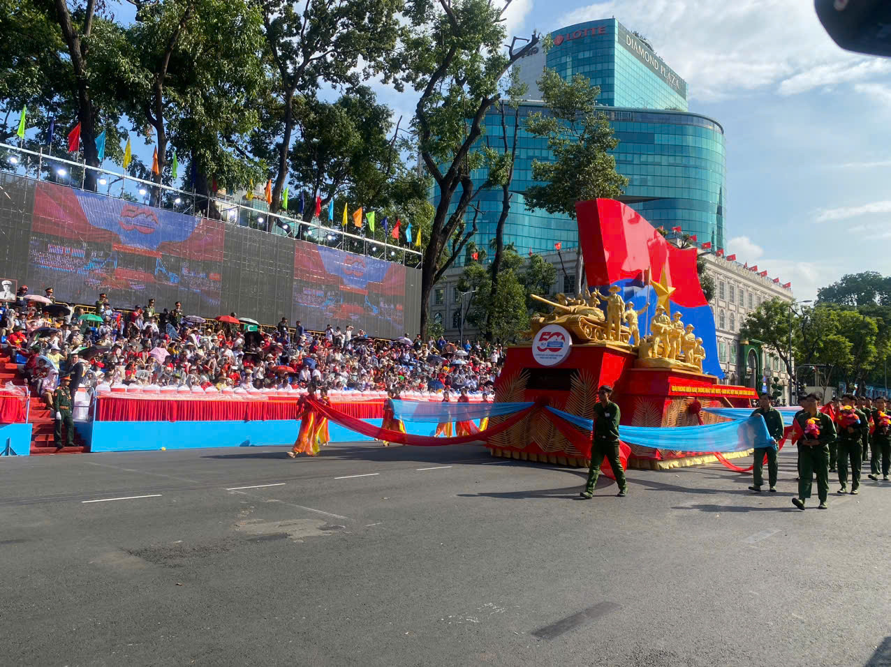 Ngay sau đó là xe mô hình biểu tượng 50 năm Giải phóng miền Nam, nổi bật với con số 50 năm kết hợp cùng hình ảnh cột mốc lịch sử 30/4/1975 - 30/4/2025. Xe mô hình thể hiện niềm tự hào và khí thế sục sôi của cả dân tộc trong hành trình đấu tranh và xây dựng đất nước. Sự xuất hiện của hai xe dẫn đầu vừa mang tính biểu tượng cao, vừa truyền tải mạnh mẽ thông điệp “Thống nhất - Hòa bình - Phát triển” của dân tộc Việt Nam trong thời kỳ mới.