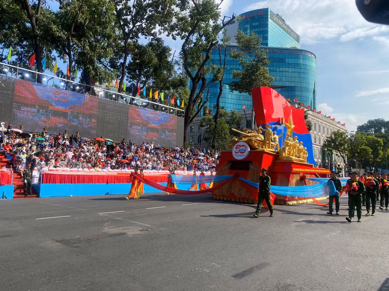 Ngay sau đó là xe mô hình biểu tượng 50 năm Giải phóng miền Nam, nổi bật với con số 50 năm kết hợp cùng hình ảnh cột mốc lịch sử 30/4/1975 - 30/4/2025. Xe mô hình thể hiện niềm tự hào và khí thế sục sôi của cả dân tộc trong hành trình đấu tranh và xây dựng đất nước. Sự xuất hiện của hai xe dẫn đầu vừa mang tính biểu tượng cao, vừa truyền tải mạnh mẽ thông điệp “Thống nhất - Hòa bình - Phát triển” của dân tộc Việt Nam trong thời kỳ mới.