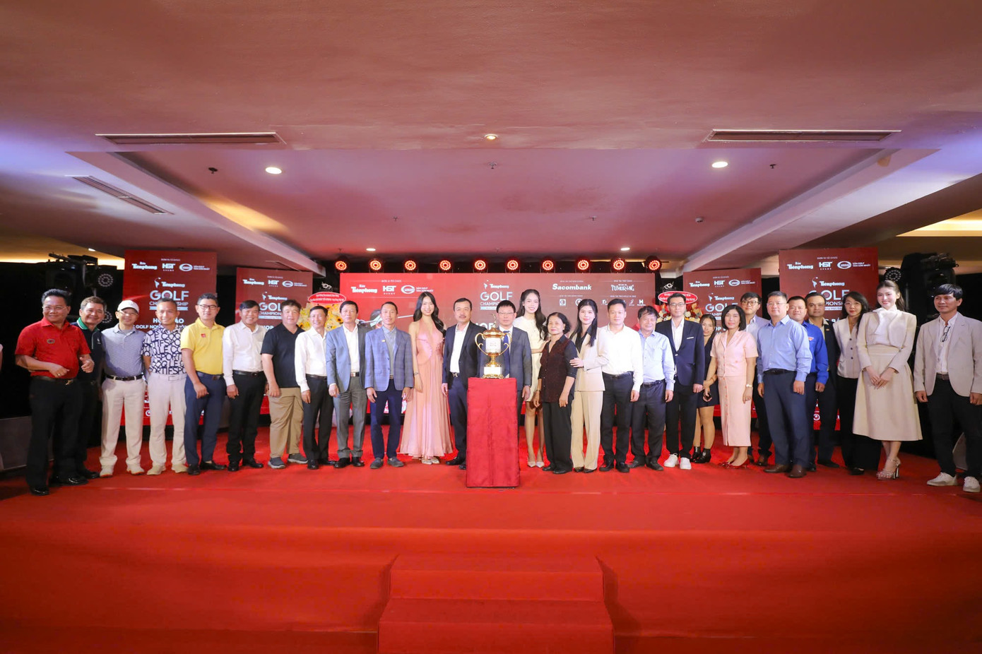 Ban tổ chức và các đơn vị đồng hành Giải Tiền Phong Golf Championship - Non sông một dải chụp hình lưu niệm tại buổi họp báo.