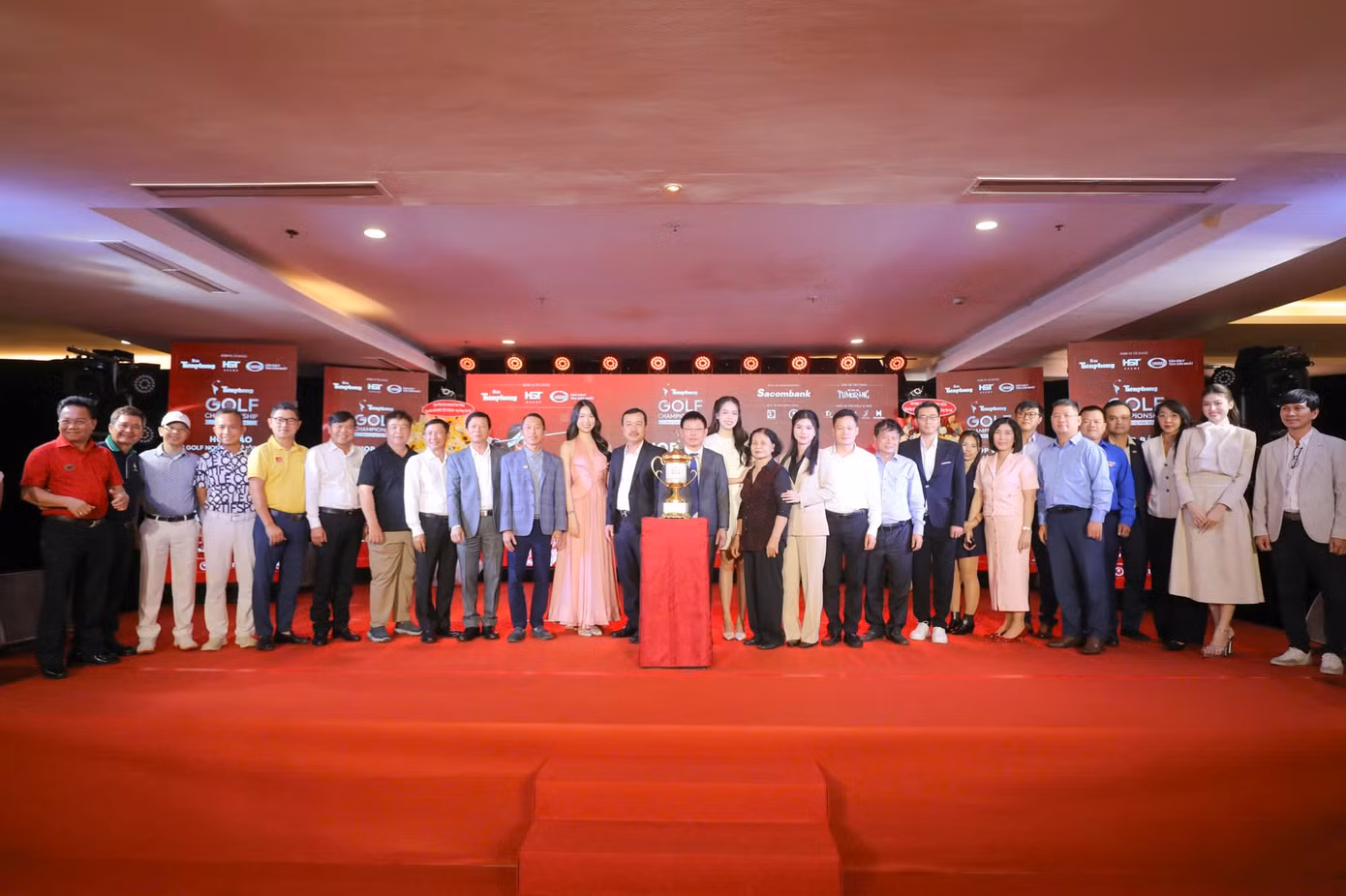 Ban tổ chức và các đơn vị đồng hành Giải Tiền Phong Golf Championship - Non sông một dải chụp hình lưu niệm tại buổi họp báo.