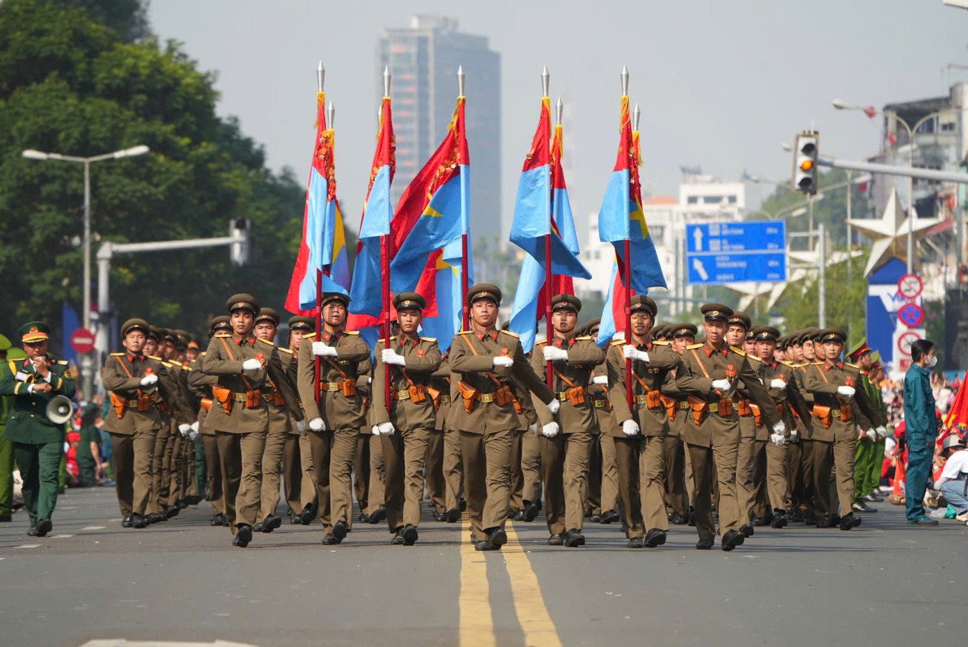 Tiêm kích Su-30MK2 thả bẫy nhiệt trên bầu trời TPHCM ảnh 33 Tiêm kích Su-30MK2 thả bẫy nhiệt trên bầu trời TPHCM ảnh 33