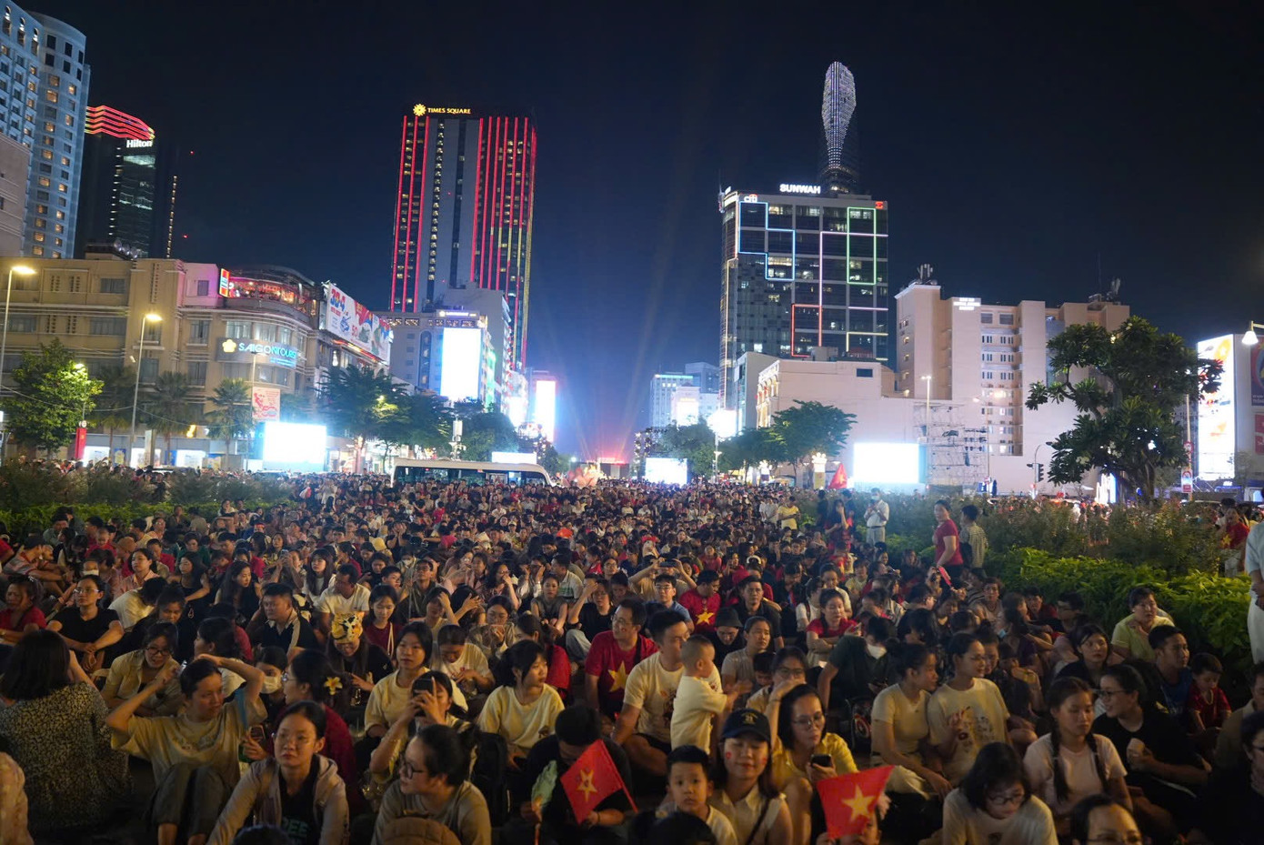 Nhiều người về trung tâm TPHCM từ sớm, chọn cho mình những vị trí tốt nhất có thể để chờ đại lễ 30/4.