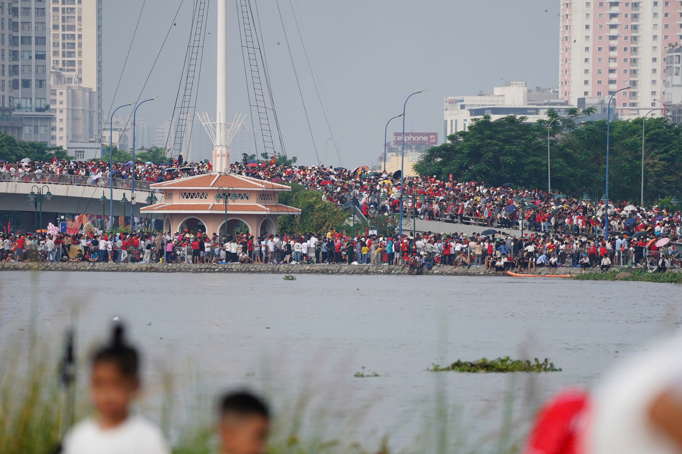 Hàng ngàn người dân đứng ở khu vực cầu Khánh Hội chờ các khối diễu binh, diễu hành đi qua. Hàng ngàn người dân đứng ở khu vực cầu Khánh Hội chờ các khối diễu binh, diễu hành đi qua.