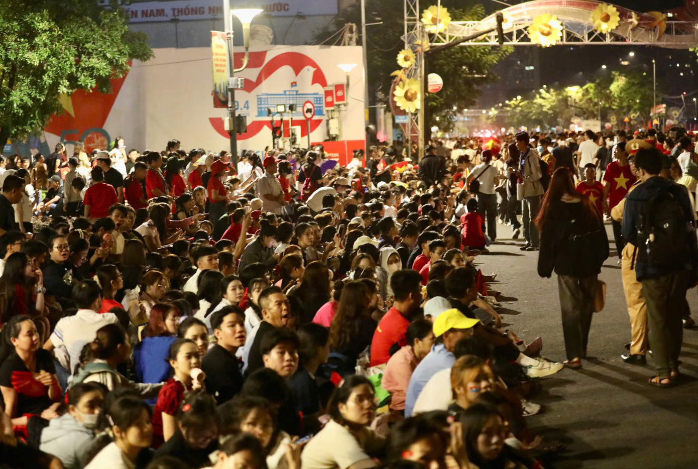 Tổng duyệt diễu binh, diễu hành 50 năm ngày thống nhất non sông: Tiêm kích Su-30MK2 thả bẫy nhiệt khi tiến vào TPHCM ảnh 1