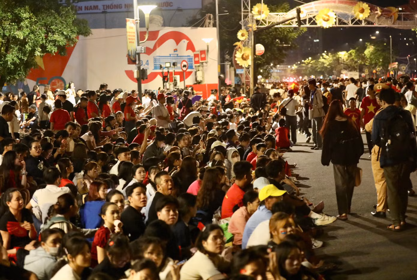 Tổng duyệt diễu binh, diễu hành 50 năm ngày thống nhất non sông: Tiêm kích Su-30MK2 thả bẫy nhiệt khi tiến vào TPHCM ảnh 1