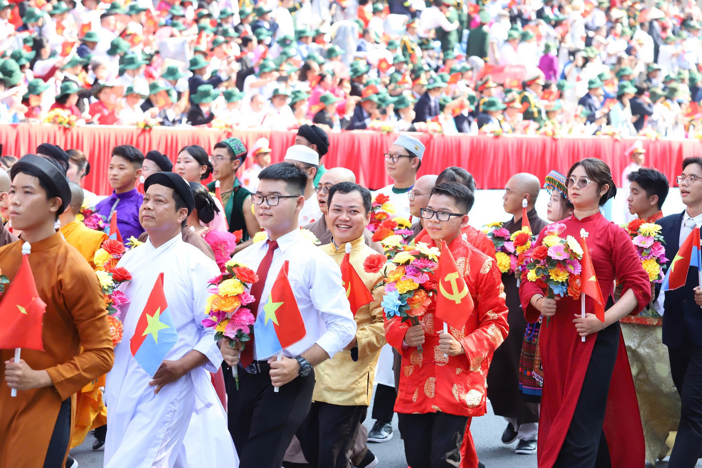 Tiêm kích Su-30MK2 thả bẫy nhiệt trên bầu trời TPHCM ảnh 52 Tiêm kích Su-30MK2 thả bẫy nhiệt trên bầu trời TPHCM ảnh 52