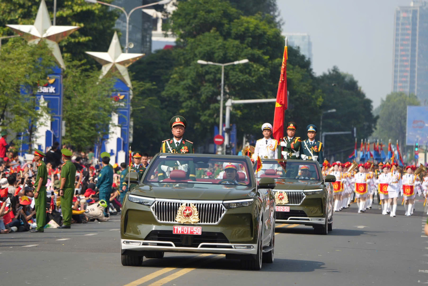 Tiêm kích Su-30MK2 thả bẫy nhiệt trên bầu trời TPHCM ảnh 31 Tiêm kích Su-30MK2 thả bẫy nhiệt trên bầu trời TPHCM ảnh 31