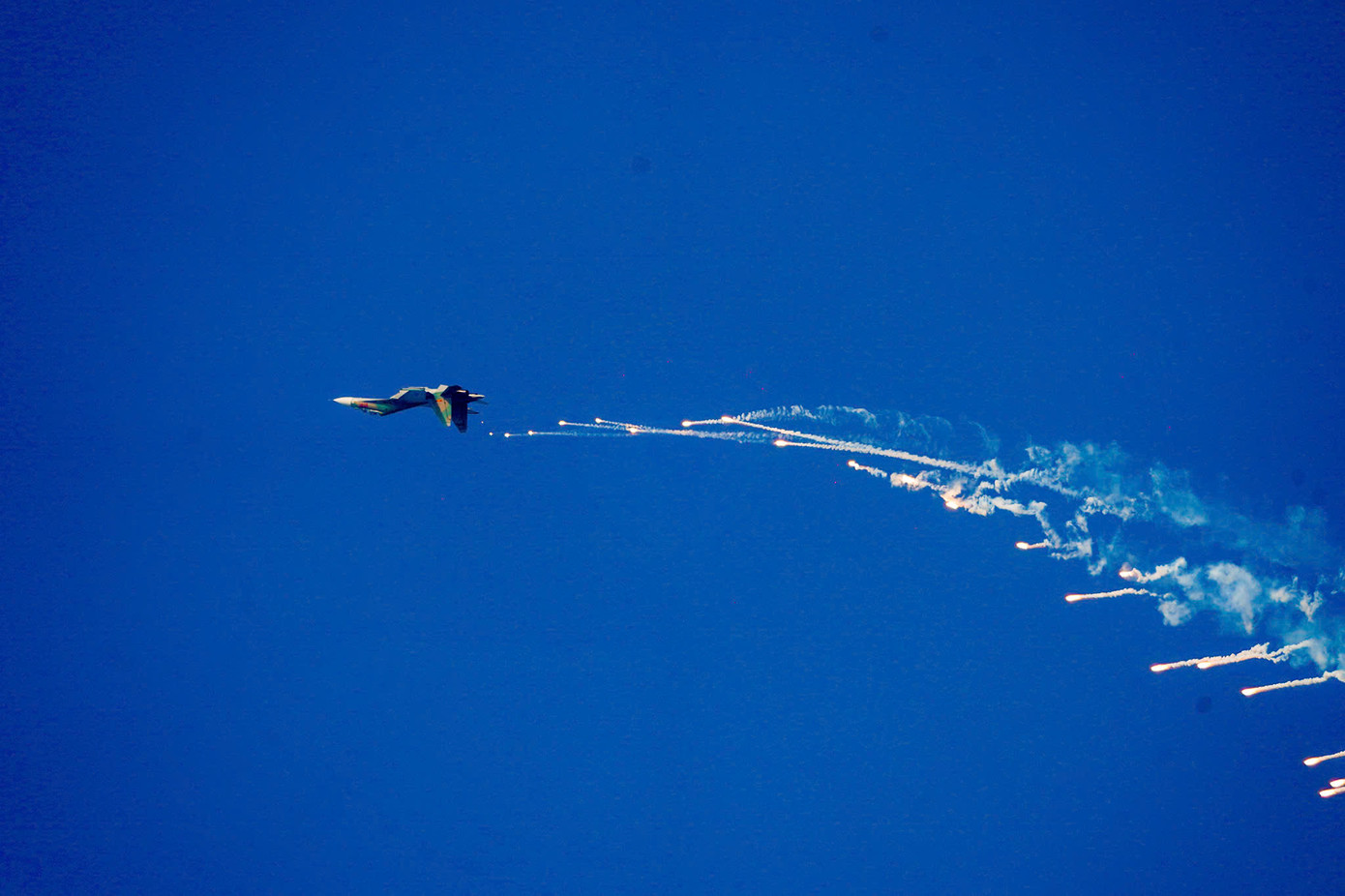 Tiêm kích Su-30MK2 thả bẫy nhiệt trên nền trời TPHCM. Tiêm kích Su-30MK2 thả bẫy nhiệt trên nền trời TPHCM.